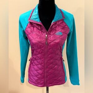 Women’s THE NORTH FACE Thermoball quilted elastic panel jacket- Size Small